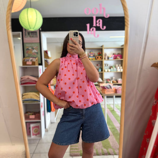 Blouse à pois rose, vue de face