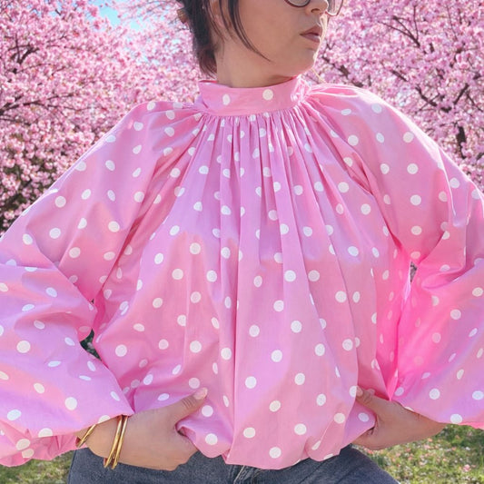 Zoom sur détails blouse dos nu rose à pois