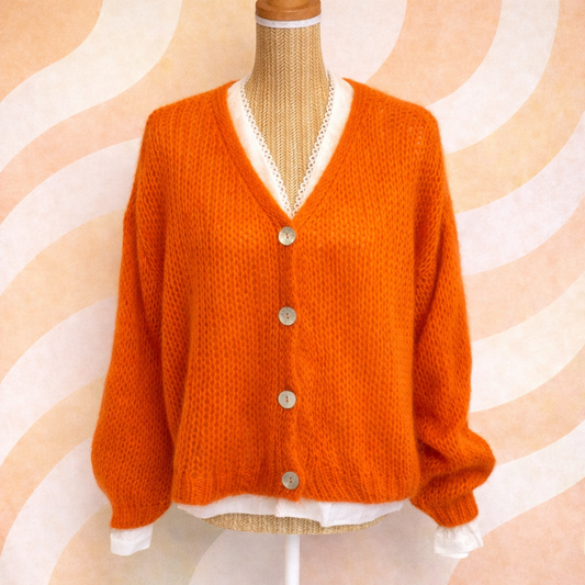 cardigan orange made in Italie en situation sur un buste