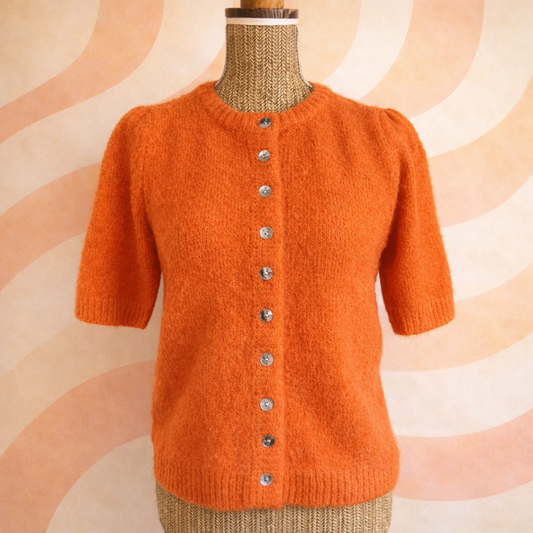 cardigan orange manche courte sur un buste