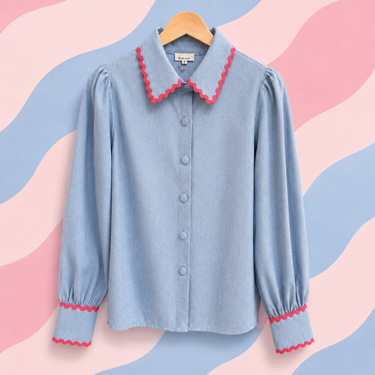chemise bleu col festonné rose sur fond coloré