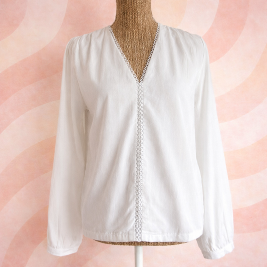 chemise écru col V en dentelle sur un buste