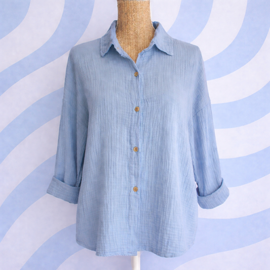 chemise gaze de coton bleu ciel portée sur buste mannequin