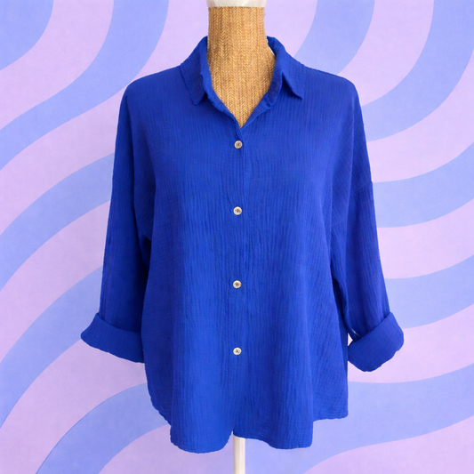 chemise gaze de coton bleu roi portée sur mannequin