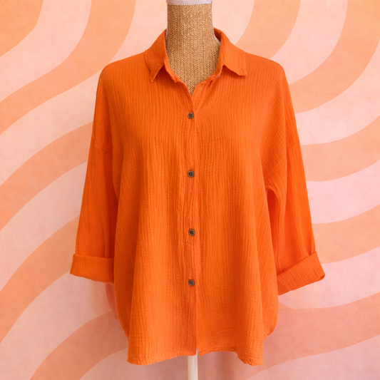 chemise gaze de coton orange portée sur mannequin