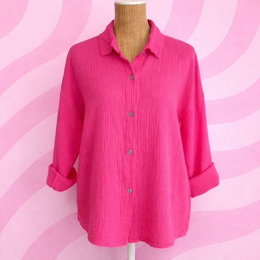 chemise gaze de coton rose bonbon portée sur mannequin