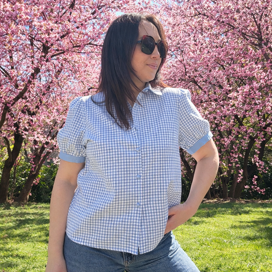 chemise manche courte vichy bleu portée sur un mannequin en extérieur