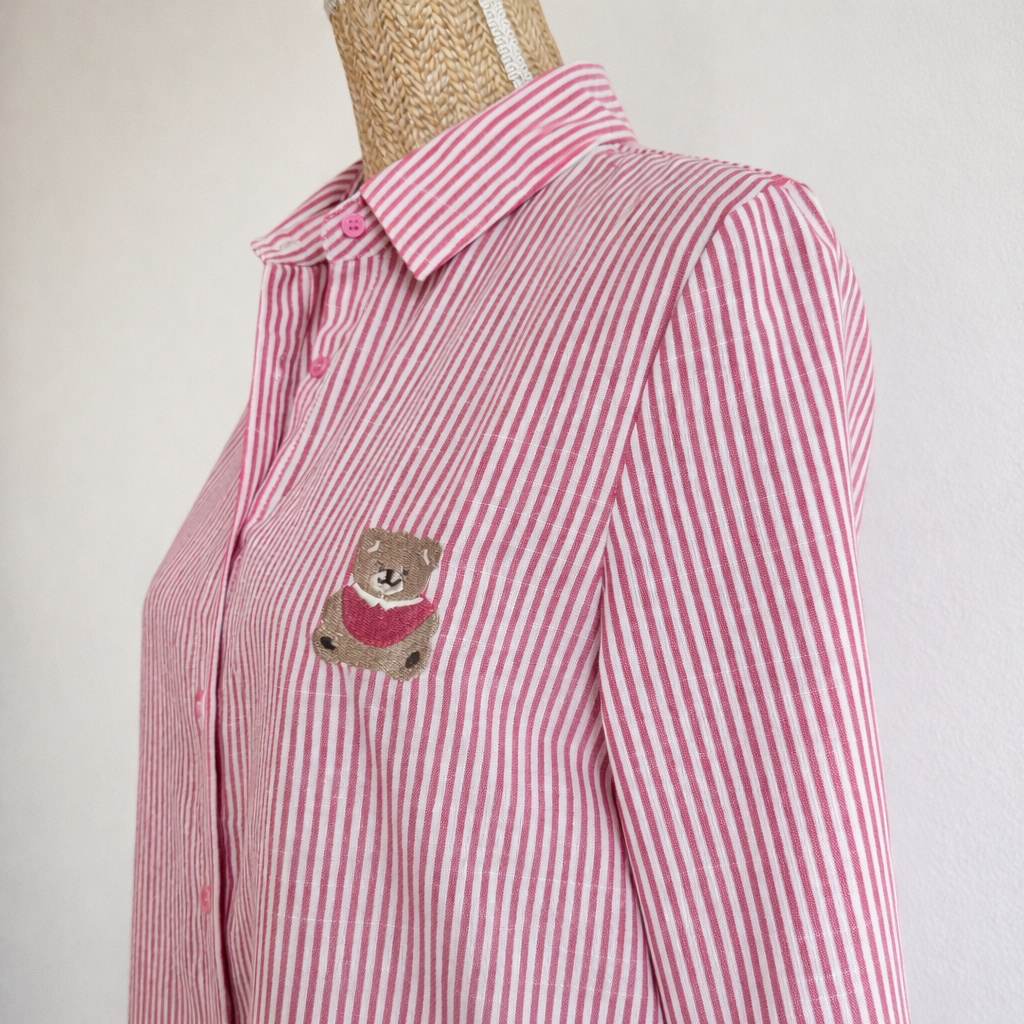chemise rayures rose et broderie nounours vue de profil