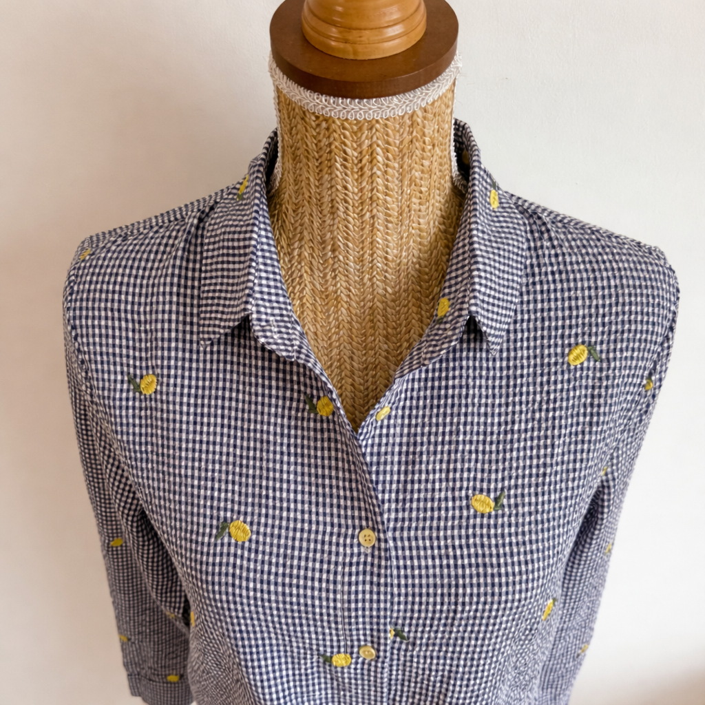 zoom du col chemise vichy et broderies citrons