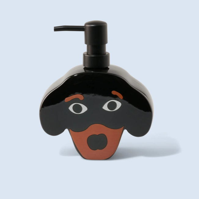 Détail du distributeur de savon en forme de chien teckel en céramique