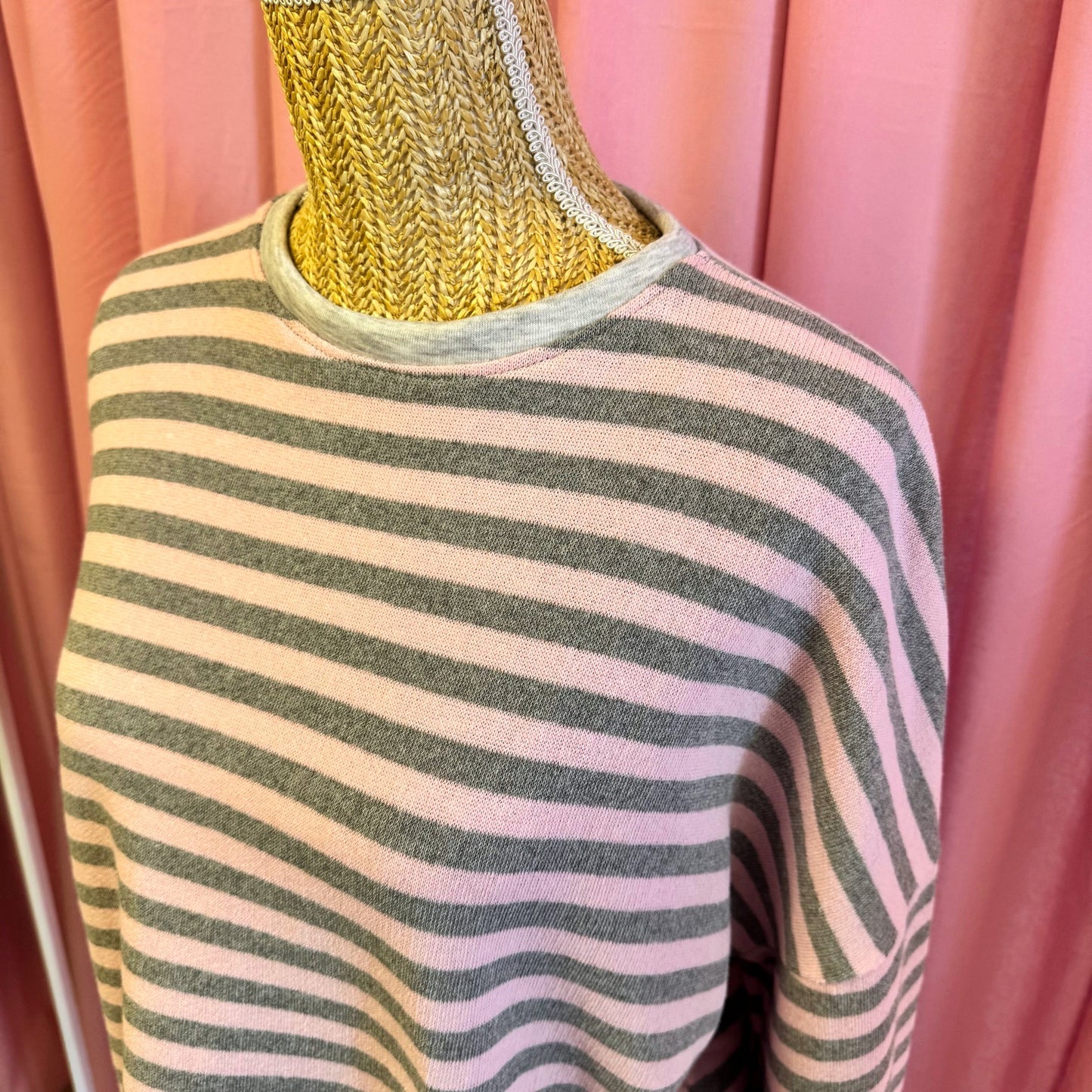 zoom sur marinière a rayure rose et grise