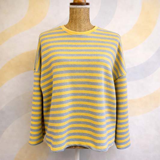marinière rayures jaune et bleu ciel porté sur un buste