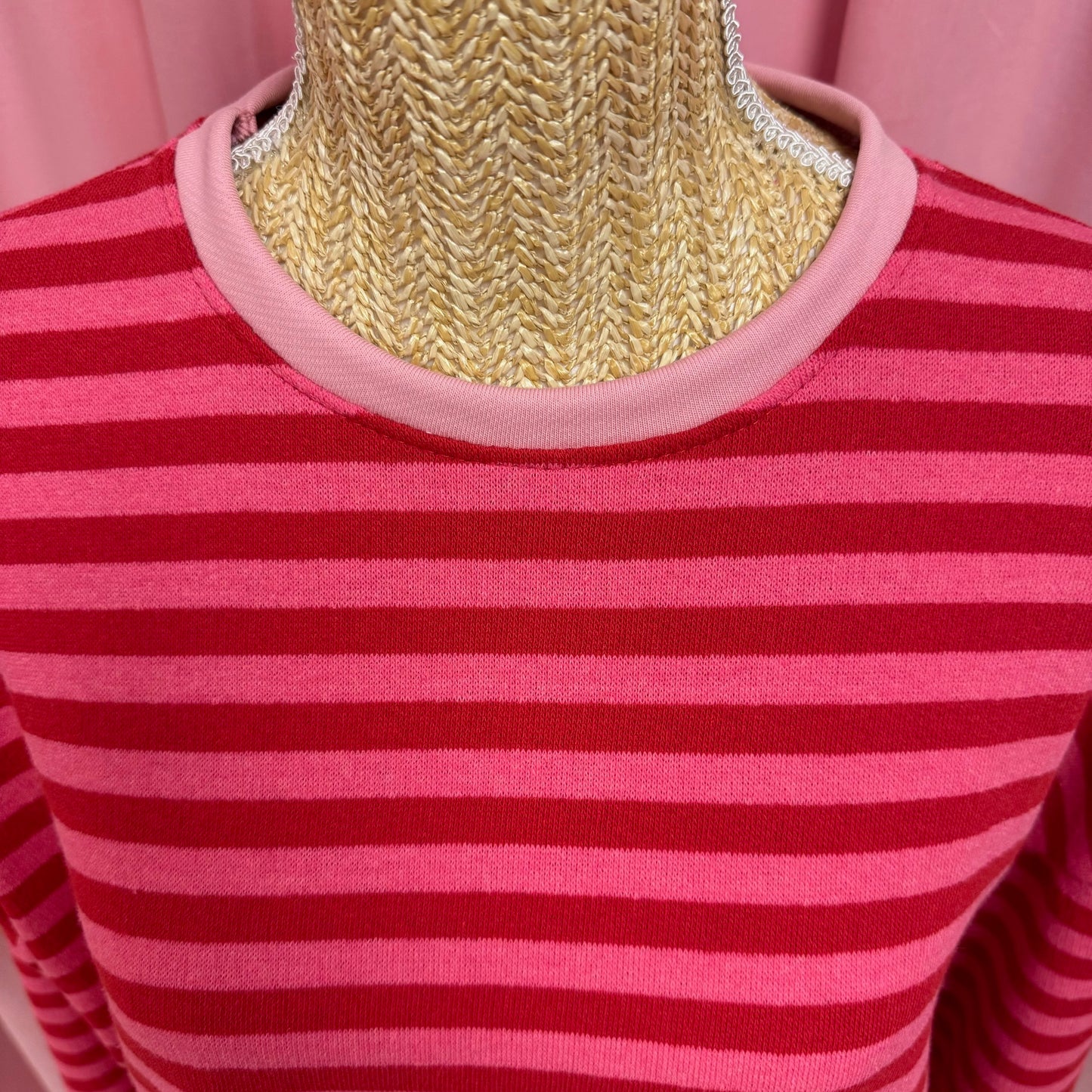 zoom détails de la marinière rayures rouge et rose