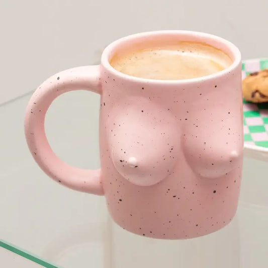 Mug en céramique rose peint à la main avec motif seins