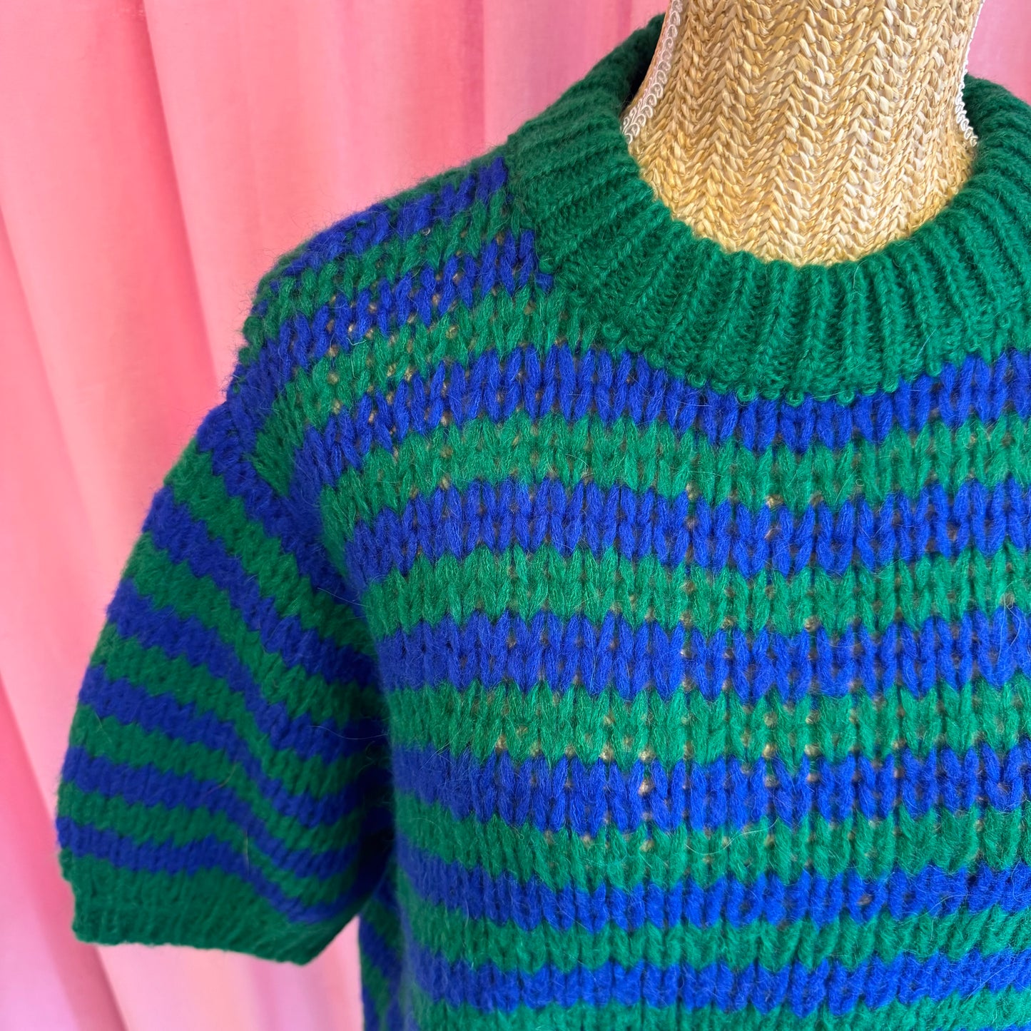 zoom détails pull manche courte vert et bleu made in Italie