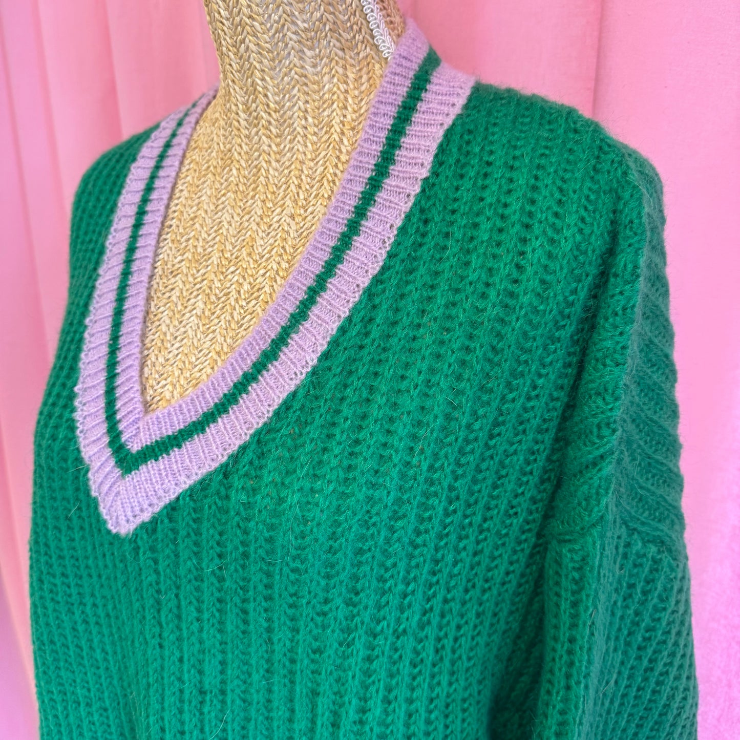 zoom sur détail col pull vert et mauve, made in Italie