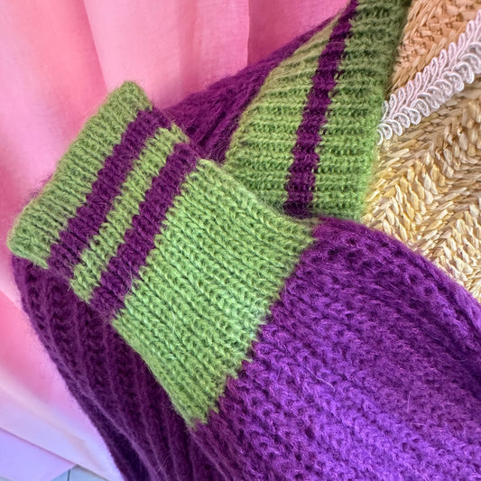 détail manche pull violet et vert fabriqueé en Italie