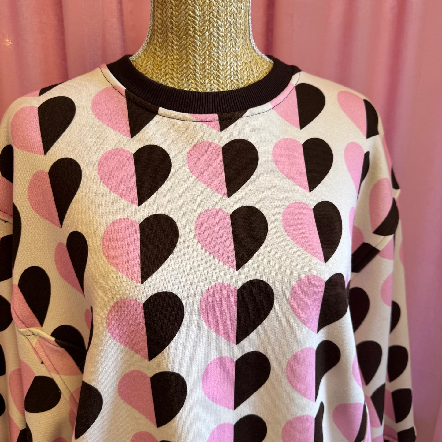 zoom sur sweat cœurs rose et marron