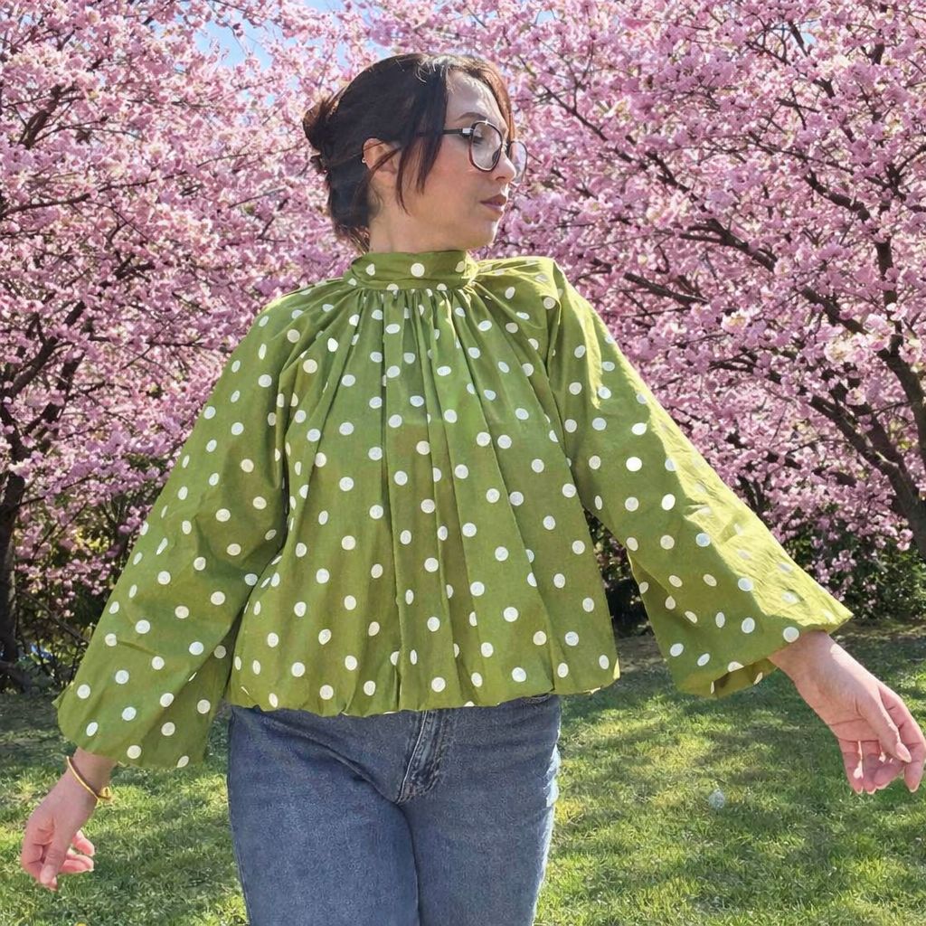 Blouse dos nu verte a pois portée sur un mannequin 