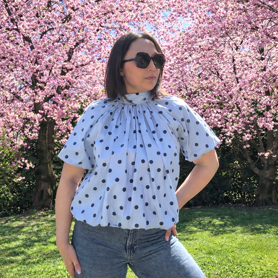 Blouse manche courte pois bleu et dos nu