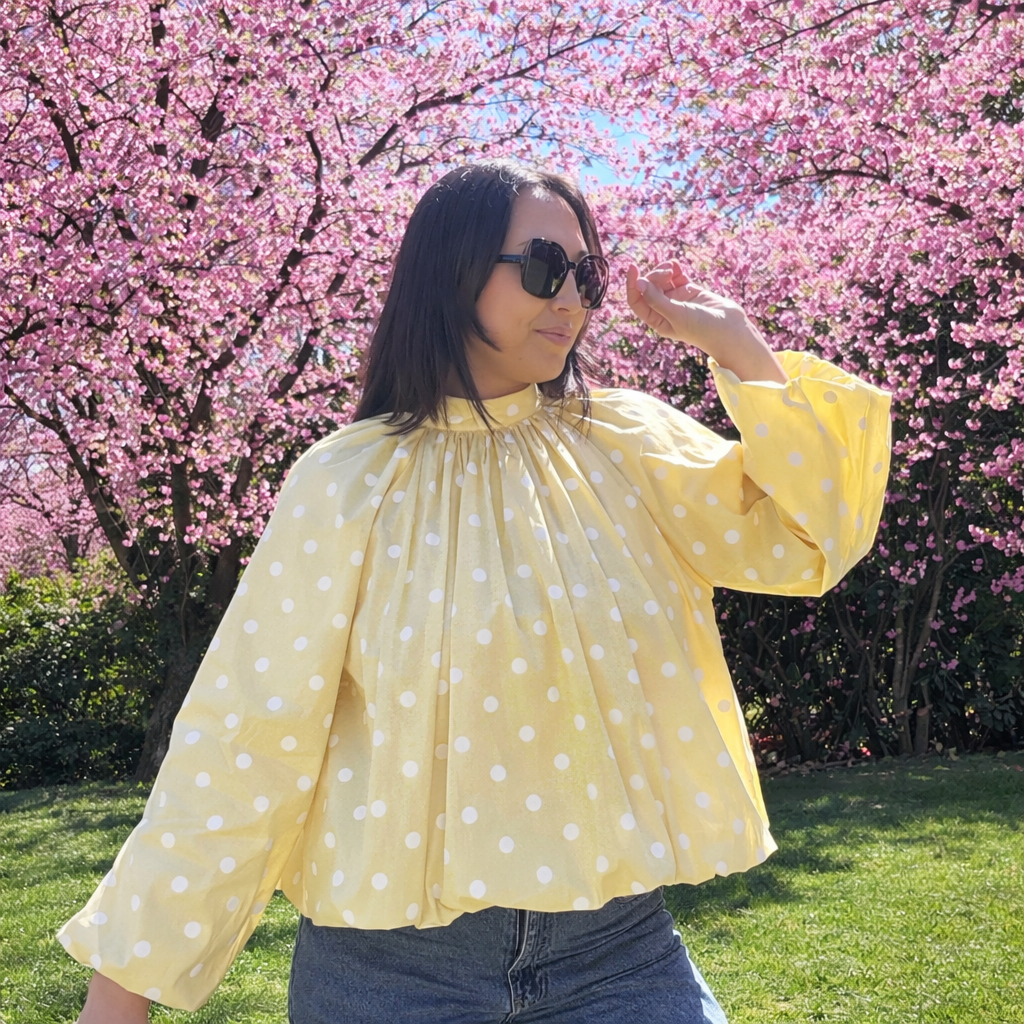 Blouse pois jaune dos nu - en situation sur mannequin 