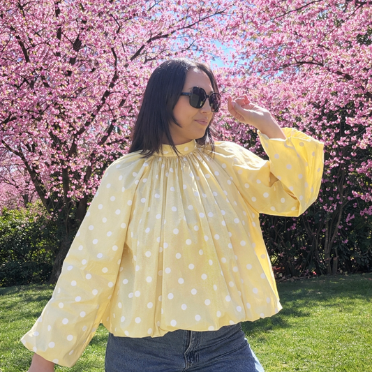 Blouse pois jaune dos nu - en situation sur mannequin 
