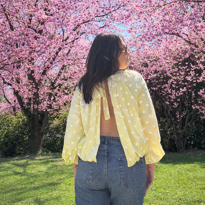 Blouse pois jaune dos nu portée sur mannequin de dos
