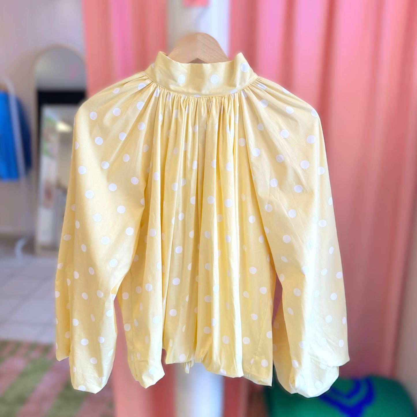 Blouse pois jaune dos nu vue de face