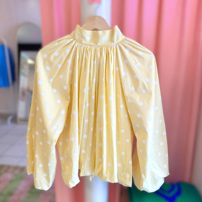 Blouse pois jaune dos nu vue de face