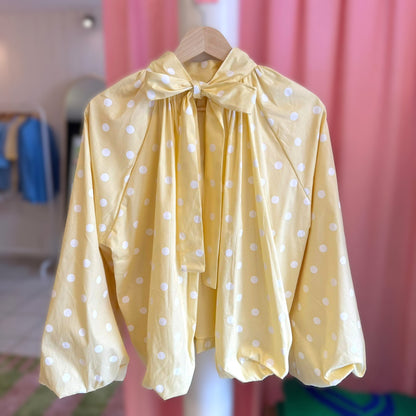 Blouse pois jaune dos nu vue de dos