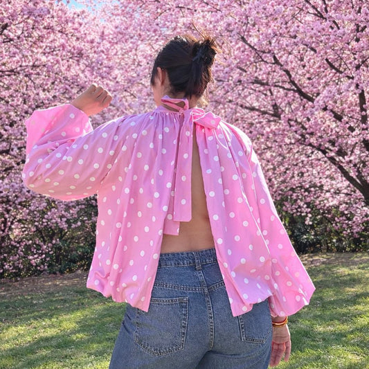 Blouse rose a pois et dos nu vue de dos
