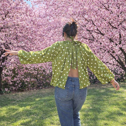 Blouse verte a pois et dos nu vue de dos