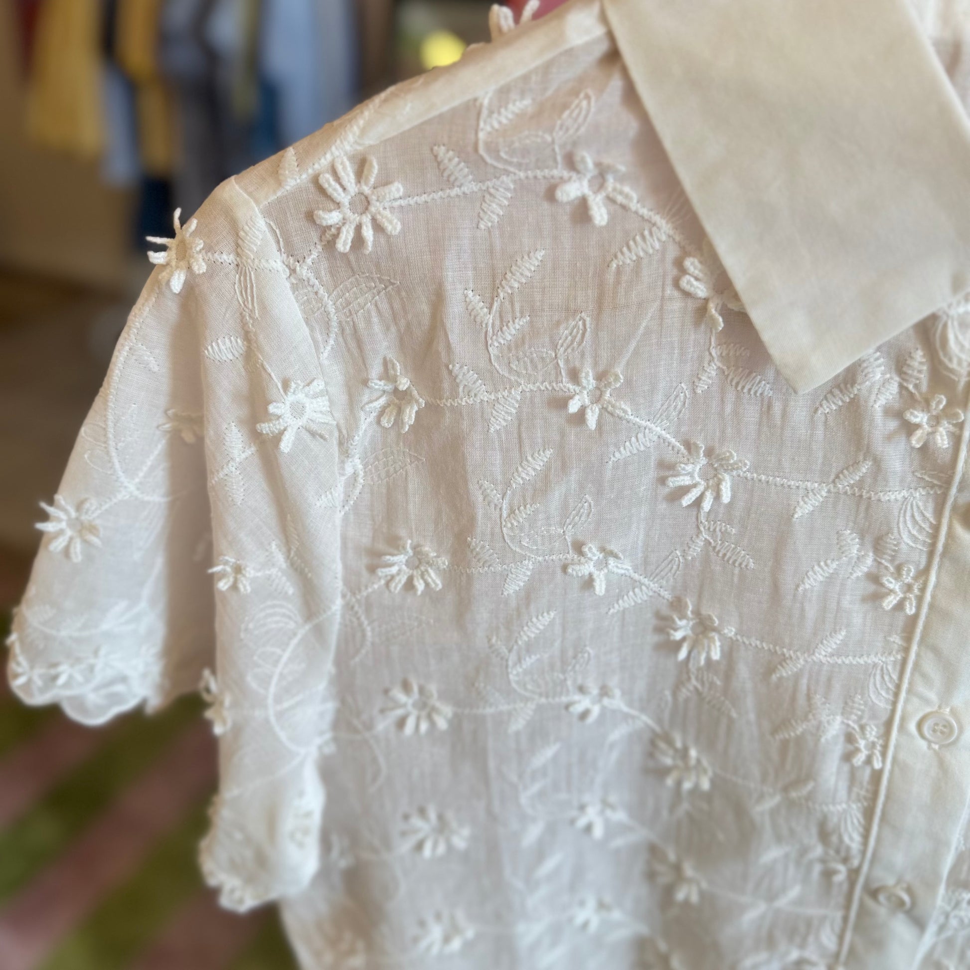 zoom sur détails chemise blanche manches courtes