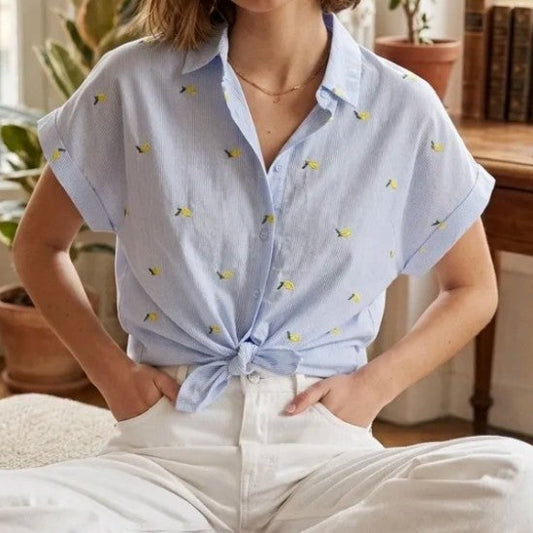Chemise manches courtes broderies citrons en situation sur une mannequin