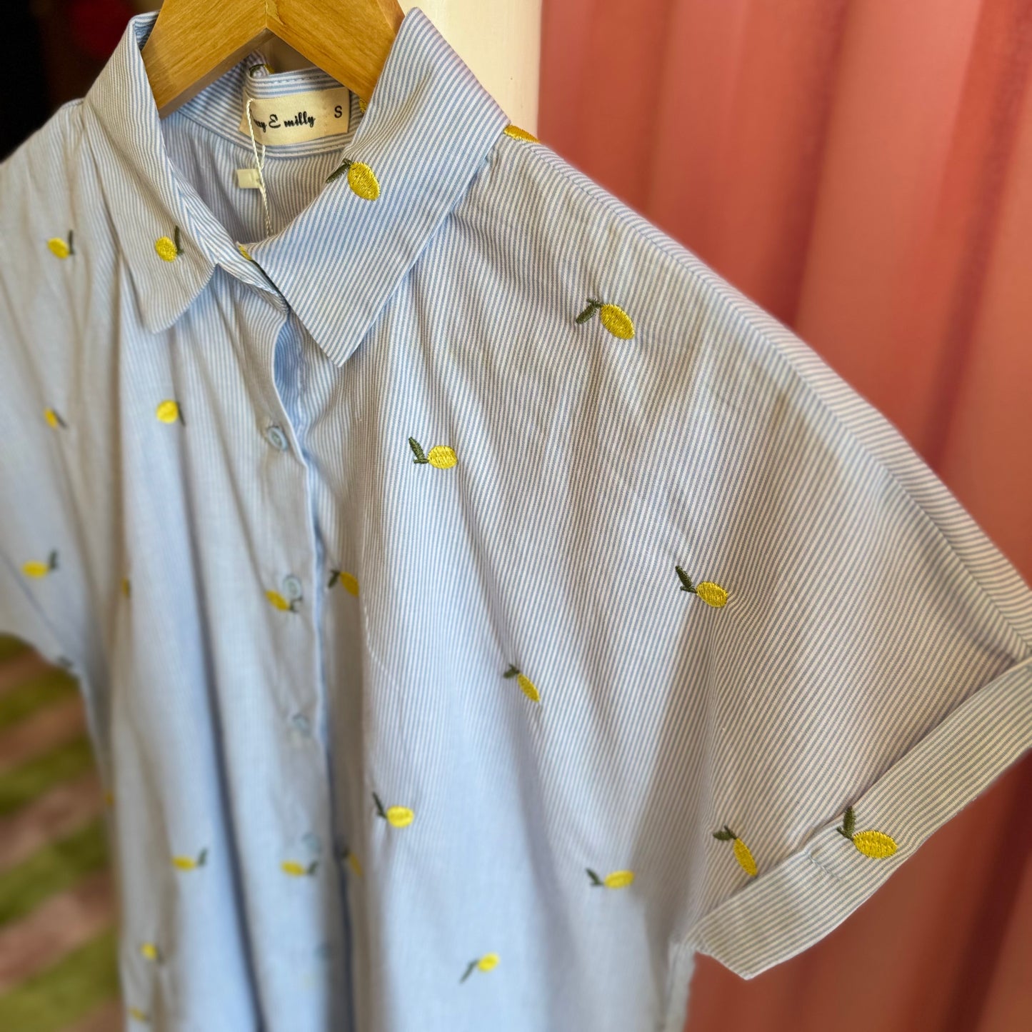 zoom sur détails chemise manches courtes broderies citrons