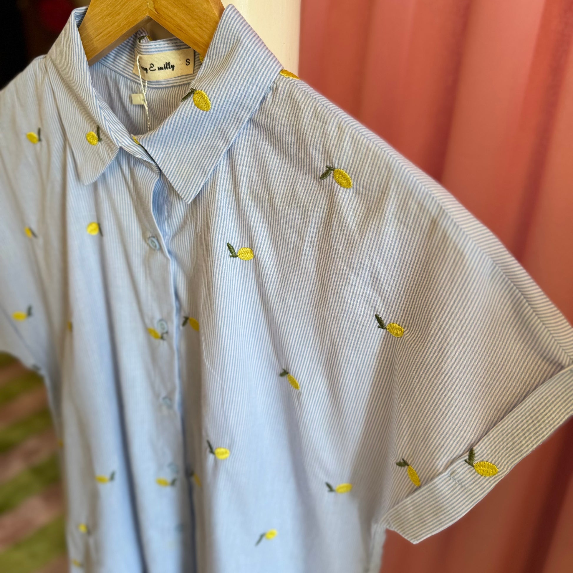 zoom sur détails chemise manches courtes broderies citrons