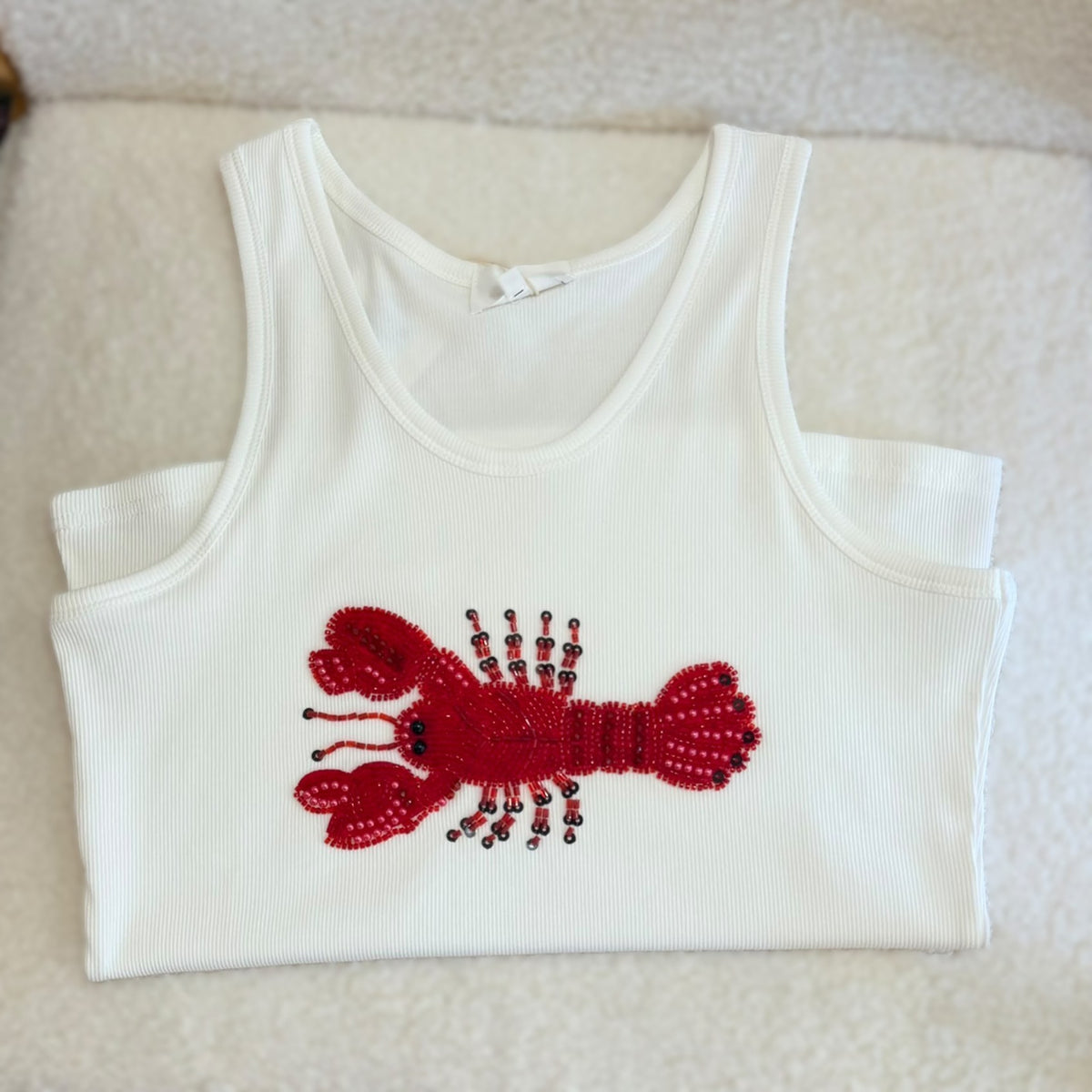 débardeur avec motif homard, réalisé avec des perles