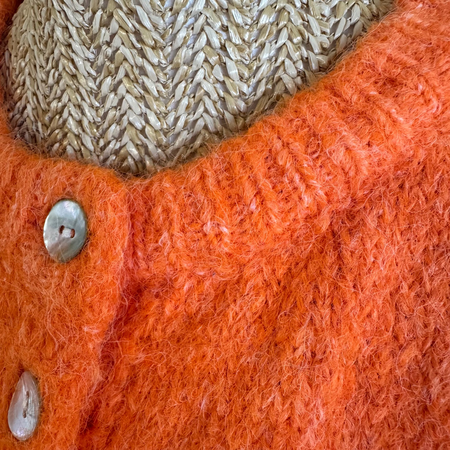 Détail des boutons et de la maille du cardigan CLARA orange