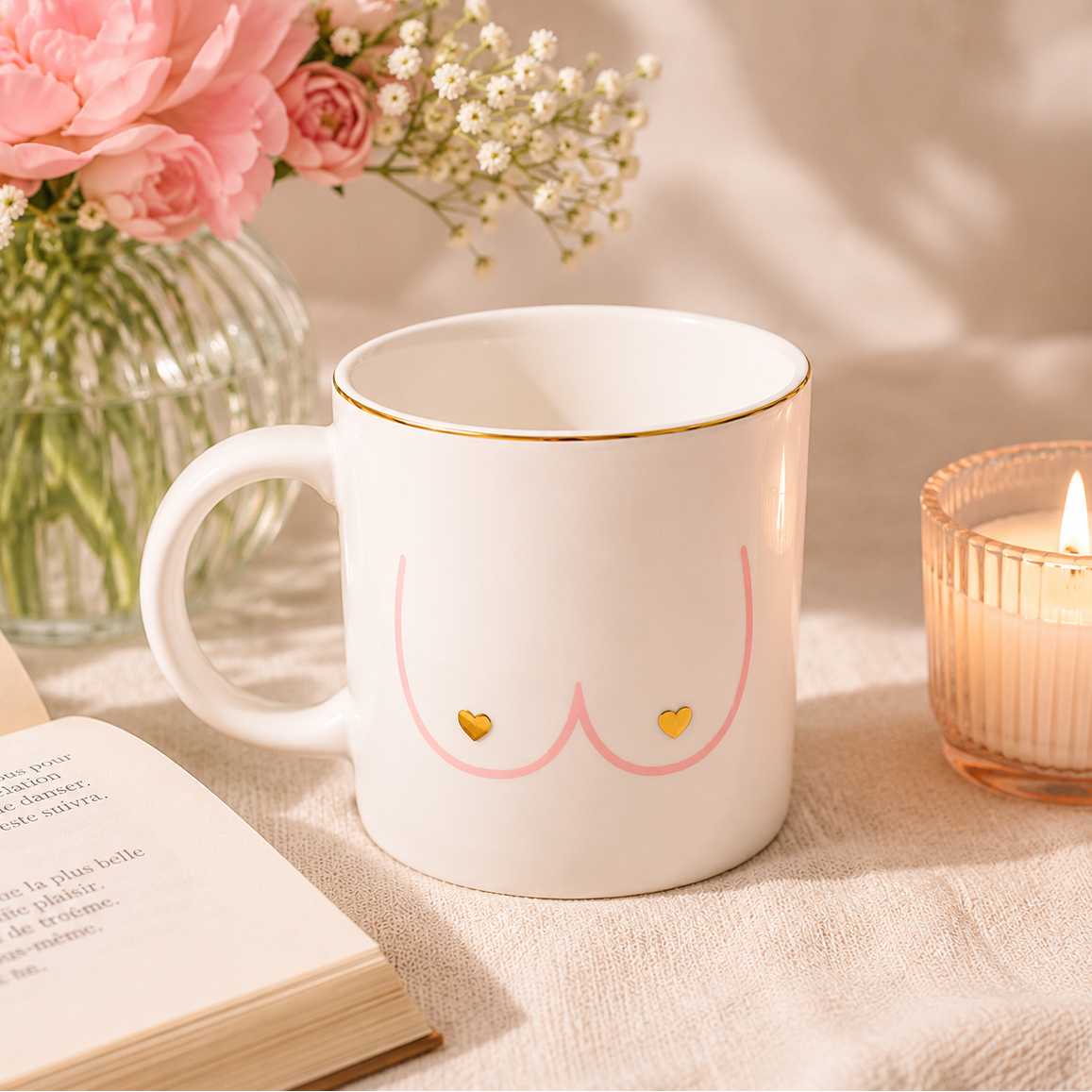 Mug céramique poitrine femme en situation sur une table