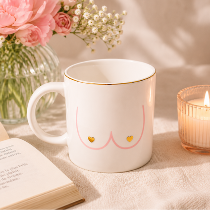 Mug céramique poitrine femme en situation sur une table