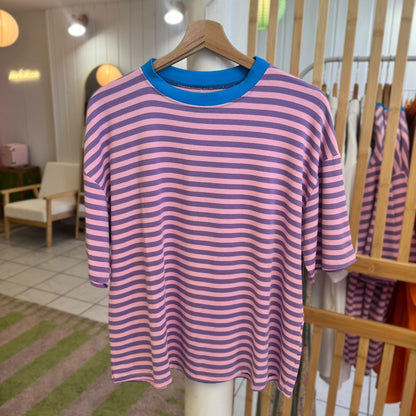 T-shirt marinière mauve avec col bleu