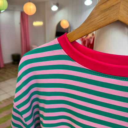 zoom sur détail t-shirt rayé vert et rose