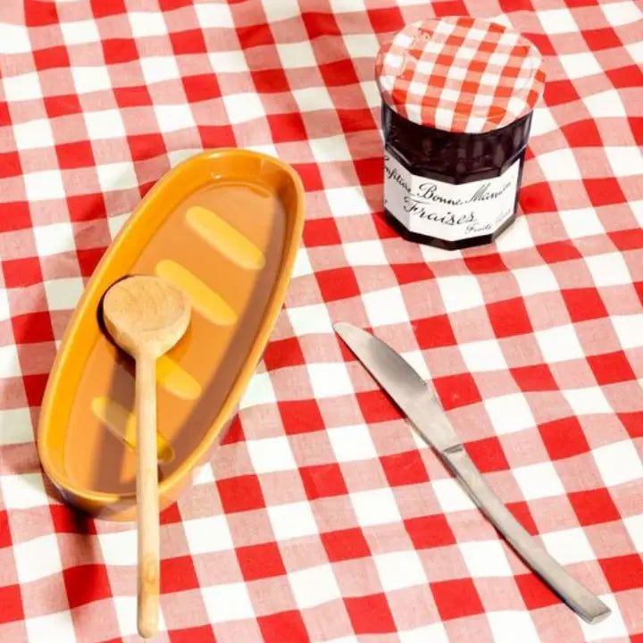 Repose-cuillère en céramique en forme de baguette sur une table