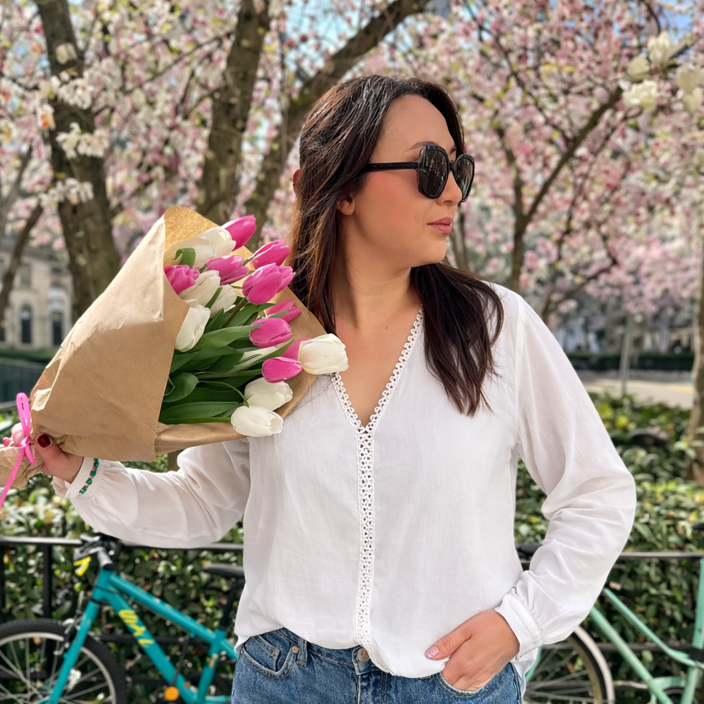 blouse écru col V en dentelle en situation sur mannequin