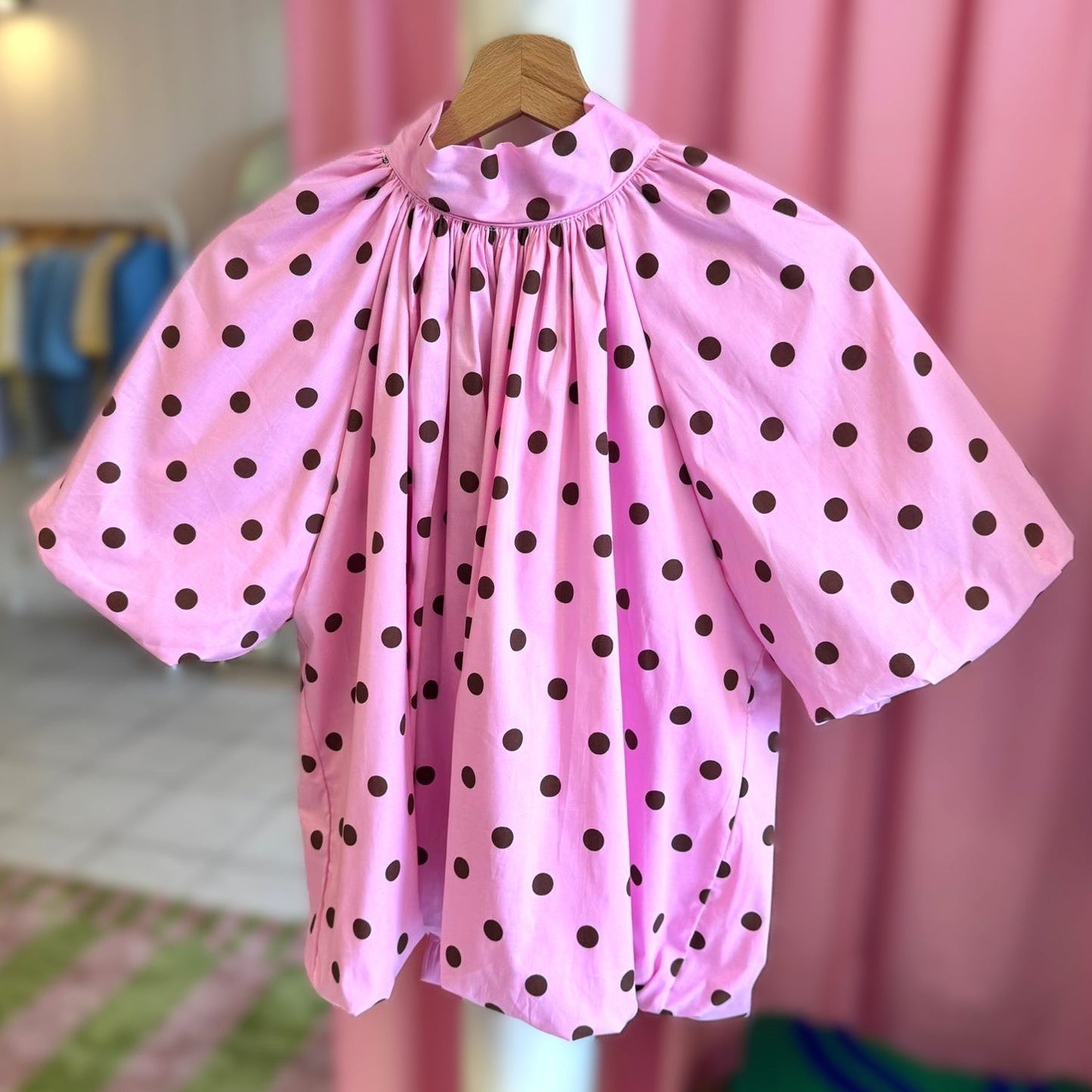 blouse manches courte rose et marron avec dos nu - vue de face