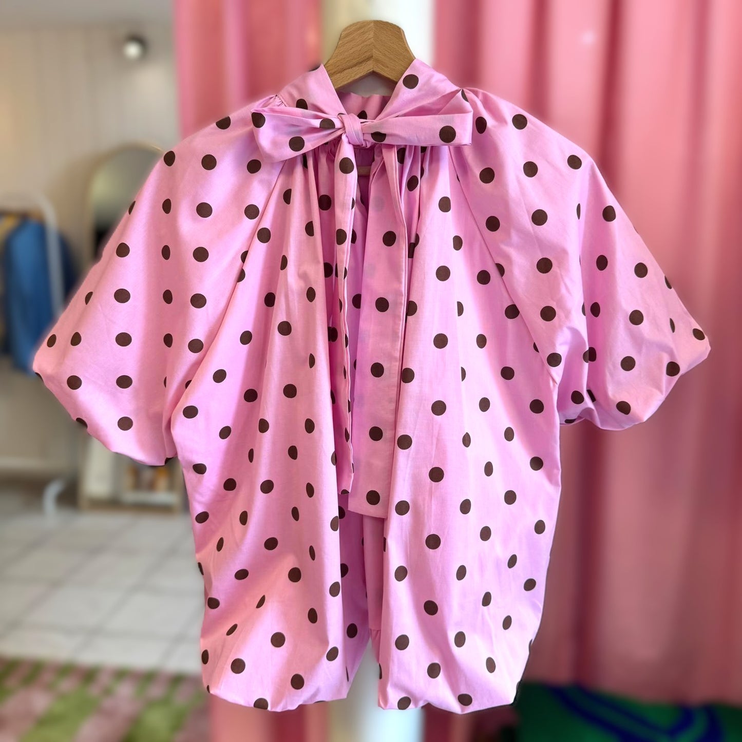 blouse rose à pois marron manches courtes - vue de dos