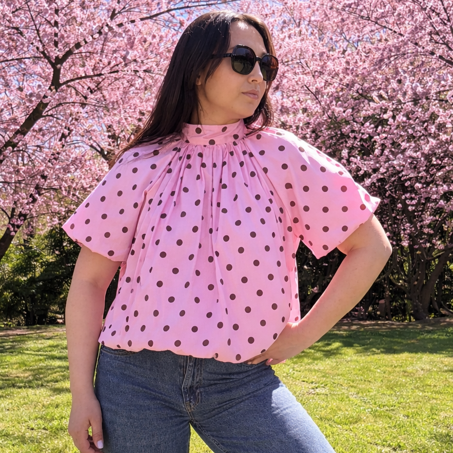 blouse à pois manches courtes, en situation sur une mannequin 
