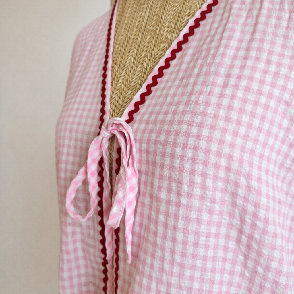 détails de la blouse vichy rose avec lien a nouer