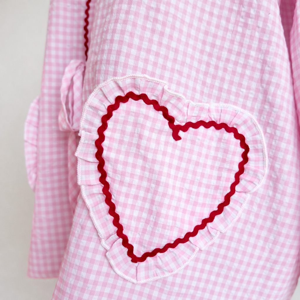 détail manche broderie cœur blouse vichy lien a nouer 