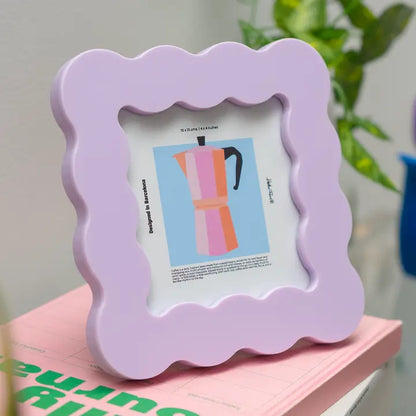 Cadre photo pétale acrylique violet posé sur une étagère